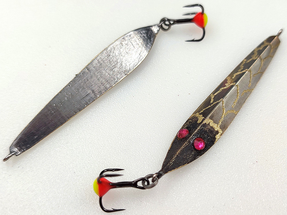 Фотография Зимняя блесна Глазастая 45 серебро-латунь-черная